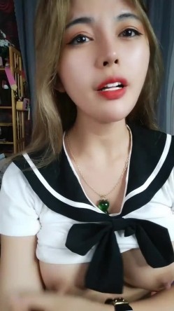 活力美少女坚挺奶子情趣装露逼诱惑，揉捏奶子学生制服短裙，跪在椅子上翘起屁股扭动，自摸逼逼掰穴特写诱人 截图15