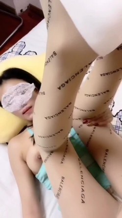 老哥周末没钱只能在家肏女友 有点短小妹纸明显没吃饱啊！ 截图12
