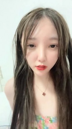 【小奕可】【小一可】新人下海 颜值学妹 跳蛋自慰喷水~21岁，这么漂亮，让兄弟们尽情欣赏逼逼和乳房 截图2
