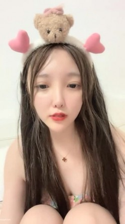 【小奕可】【小一可】新人下海 颜值学妹 跳蛋自慰喷水~21岁，这么漂亮，让兄弟们尽情欣赏逼逼和乳房 截图3