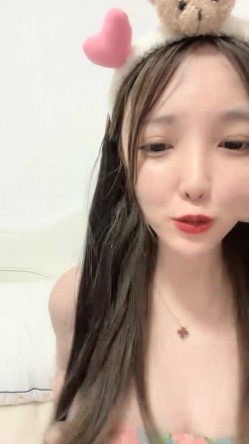 【小奕可】【小一可】新人下海 颜值学妹 跳蛋自慰喷水~21岁，这么漂亮，让兄弟们尽情欣赏逼逼和乳房 截图4