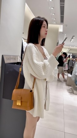 精品街拍【 KFC 】极品气质美女和闺蜜逛街。肉色丝袜淡紫色内内 截图4