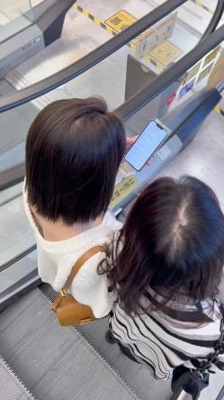 精品街拍【 KFC 】极品气质美女和闺蜜逛街。肉色丝袜淡紫色内内 截图16