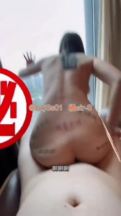 专约极品大神『橘sir-S』在全校师生面前展示一波“体操运动”小母狗羞耻的看着落地窗外的学生和老师，被前后夹击 截图9
