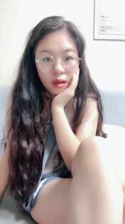 超反差眼镜少妇【95全能阿姨】体制内夫妻下海赚外快，疯狂舔脚性爱，真实爽死 截图1