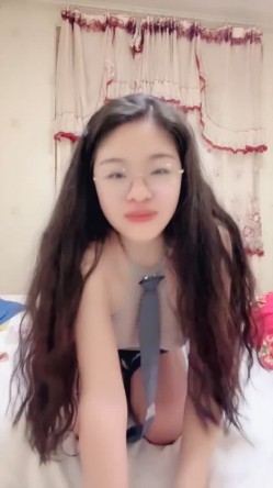 超反差眼镜少妇【95全能阿姨】体制内夫妻下海赚外快，疯狂舔脚性爱，真实爽死 截图2