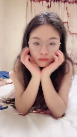 超反差眼镜少妇【95全能阿姨】体制内夫妻下海赚外快，疯狂舔脚性爱，真实爽死 截图4