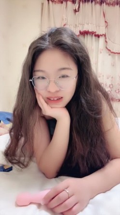 超反差眼镜少妇【95全能阿姨】体制内夫妻下海赚外快，疯狂舔脚性爱，真实爽死 截图5