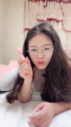 超反差眼镜少妇【95全能阿姨】体制内夫妻下海赚外快，疯狂舔脚性爱，真实爽死 截图6