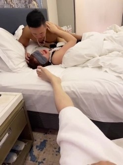 【绿帽淫妻 ️性爱狂】极品淫乱夫妻『小肥羊不是羊』最强性爱私拍 绿帽老公开发娇妻勾引前男友 卖淫3P蒙眼换人做爱 截图10