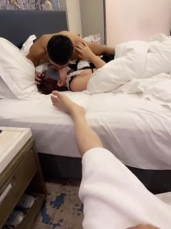 【绿帽淫妻 ️性爱狂】极品淫乱夫妻『小肥羊不是羊』最强性爱私拍 绿帽老公开发娇妻勾引前男友 卖淫3P蒙眼换人做爱 截图13