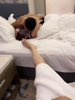 【绿帽淫妻 ️性爱狂】极品淫乱夫妻『小肥羊不是羊』最强性爱私拍 绿帽老公开发娇妻勾引前男友 卖淫3P蒙眼换人做爱 截图15