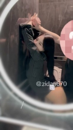 【最新高价福利】推特网红女神，高颜反差婊【zidan670】私拍新品，富二代的肉便器，被各种花式玩肏 截图9