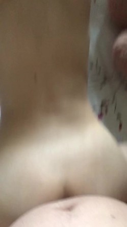 大神的绿奴母狗们，车震户外露出，滴蜡后入打开门看着邻居走廊大战，楼道做爱，威武刺激哦 22V流出！ 截图6