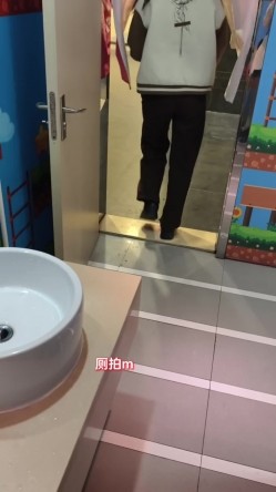 大神潜入购物中心女厕 ️近距离偷拍14位美女的各种鲍鱼 截图2