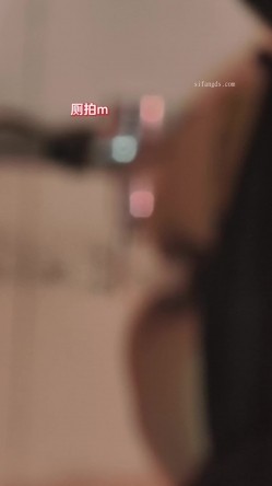 大神潜入购物中心女厕 ️近距离偷拍14位美女的各种鲍鱼 截图9