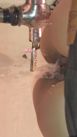 大神潜入购物中心女厕 ️近距离偷拍14位美女的各种鲍鱼 截图13