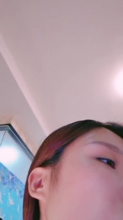 【尼尼子】独特的玩法 极品美女窥器扩张鲍鱼灌入牛奶再用道具鸡吧入逼震动 截图8