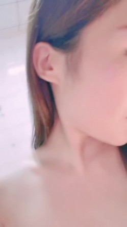 【尼尼子】独特的玩法 极品美女窥器扩张鲍鱼灌入牛奶再用道具鸡吧入逼震动 截图9