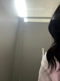 ️极品反差甜妹【lucy2027】表情非常可爱的学生妹趁着没人在教室和厕所自慰 截图2