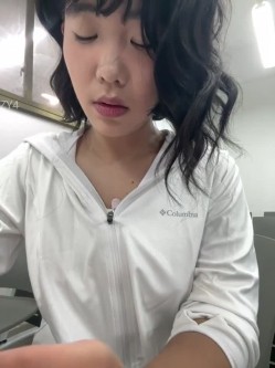 ️极品反差甜妹【lucy2027】表情非常可爱的学生妹趁着没人在教室和厕所自慰 截图4