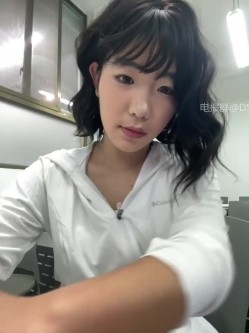 ️极品反差甜妹【lucy2027】表情非常可爱的学生妹趁着没人在教室和厕所自慰 截图5