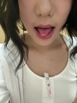 ️极品反差甜妹【lucy2027】表情非常可爱的学生妹趁着没人在教室和厕所自慰 截图15