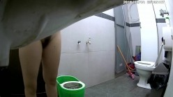 无印精品公寓公共卫生间暗藏摄像头偷拍几个合租女生上厕所尿尿和洗澡 截图10