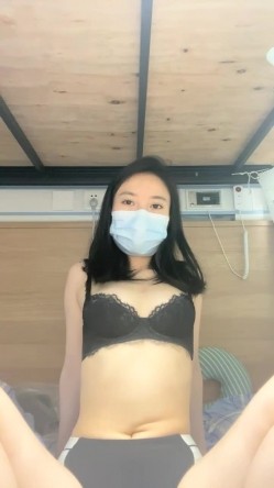 真实三甲医院，【爱聊就约】，美乳护士~真实病房宿舍 截图5