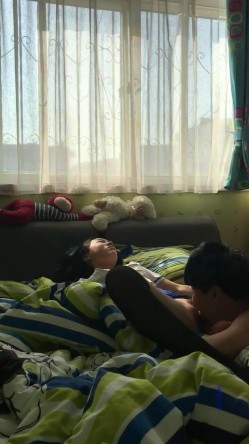 小伙大白天的让女友穿上空姐制服+黑丝各种姿势啪啪啪完美露脸 截图4