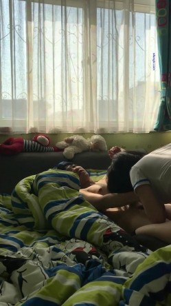 小伙大白天的让女友穿上空姐制服+黑丝各种姿势啪啪啪完美露脸 截图8