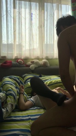 小伙大白天的让女友穿上空姐制服+黑丝各种姿势啪啪啪完美露脸 截图12