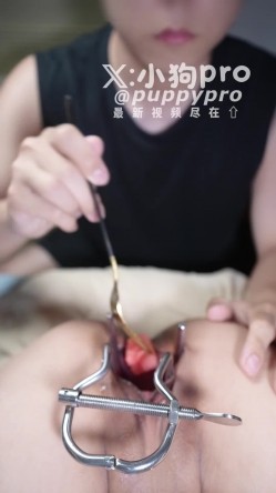 推特淫荡白虎反差福利姬「小狗pro」05年小狗花式调教，拳交淫水狂喷不止，沙发都浇湿透了+阴道科普全方位介绍小狗的美穴 截图16