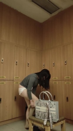 最新流出坑爹女主播【少女时代】潜入洗浴会所更衣室偷拍 明星脸的极品美女身材太好，直接腿玩年 截图1