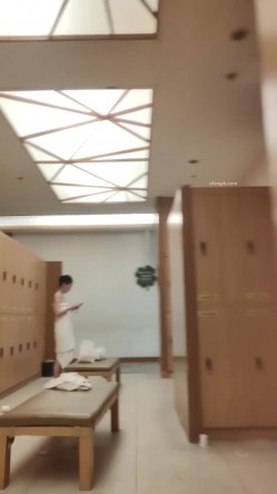 最新流出坑爹女主播【少女时代】潜入洗浴会所更衣室偷拍 明星脸的极品美女身材太好，直接腿玩年 截图2