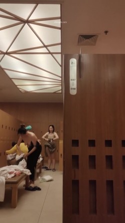 最新流出坑爹女主播【少女时代】潜入洗浴会所更衣室偷拍 明星脸的极品美女身材太好，直接腿玩年 截图8