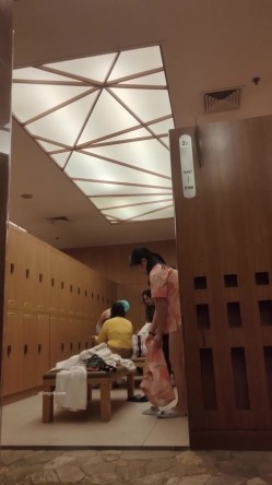 最新流出坑爹女主播【少女时代】潜入洗浴会所更衣室偷拍 明星脸的极品美女身材太好，直接腿玩年 截图9