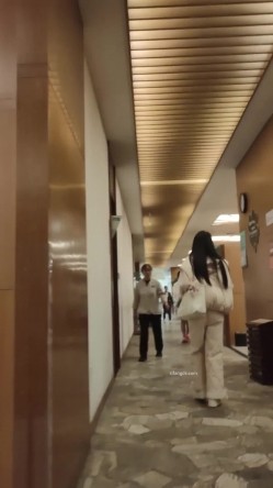 最新流出坑爹女主播【少女时代】潜入洗浴会所更衣室偷拍 明星脸的极品美女身材太好，直接腿玩年 截图12