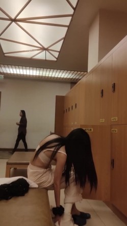 最新流出坑爹女主播【少女时代】潜入洗浴会所更衣室偷拍 明星脸的极品美女身材太好，直接腿玩年 截图13