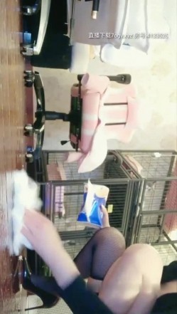 高颜值妹子私人玩物七七道具自慰 性感情趣装网袜椅子上道具JJ抽插呻吟 截图8