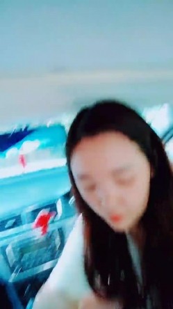 精彩小少妇户外车震再继续一个人玩逼，全程露脸跳蛋已经满足不了了，前排坐插手刹把手上下抽动，精彩又刺激 截图4