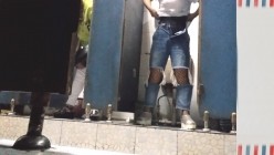 男扮女装淡定坑神国产无门女公厕当面对着拍有年轻漂亮美女有良家少妇有熟女多个年龄段 截图2