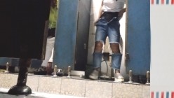 男扮女装淡定坑神国产无门女公厕当面对着拍有年轻漂亮美女有良家少妇有熟女多个年龄段 截图3