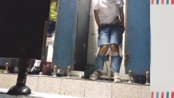 男扮女装淡定坑神国产无门女公厕当面对着拍有年轻漂亮美女有良家少妇有熟女多个年龄段 截图4