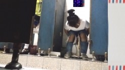 男扮女装淡定坑神国产无门女公厕当面对着拍有年轻漂亮美女有良家少妇有熟女多个年龄段 截图5