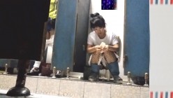 男扮女装淡定坑神国产无门女公厕当面对着拍有年轻漂亮美女有良家少妇有熟女多个年龄段 截图7