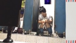 男扮女装淡定坑神国产无门女公厕当面对着拍有年轻漂亮美女有良家少妇有熟女多个年龄段 截图8