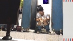 男扮女装淡定坑神国产无门女公厕当面对着拍有年轻漂亮美女有良家少妇有熟女多个年龄段 截图10