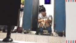 男扮女装淡定坑神国产无门女公厕当面对着拍有年轻漂亮美女有良家少妇有熟女多个年龄段 截图11