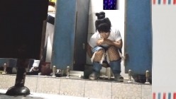 男扮女装淡定坑神国产无门女公厕当面对着拍有年轻漂亮美女有良家少妇有熟女多个年龄段 截图14
